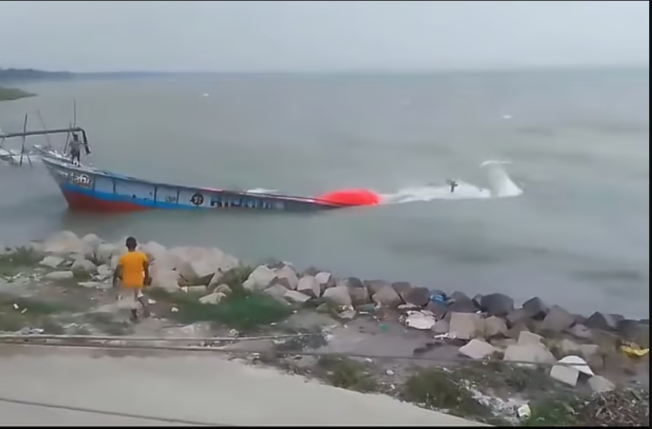 ঝোড়ো হাওয়ায় পদ্মা নদীতে ডুবেছে  তিনটি ট্রলার