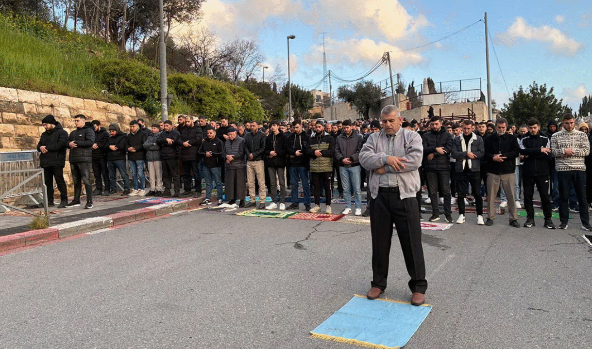 আল-আকসায় প্রবেশে বাধা, রাস্তায় ঈদের নামাজ আদায় ফিলিস্তিনিদের