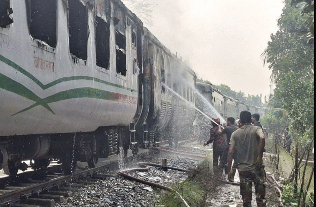 আগুনে পুড়ে গেছে চট্টলা এক্সপ্রেসের  দুই বগি