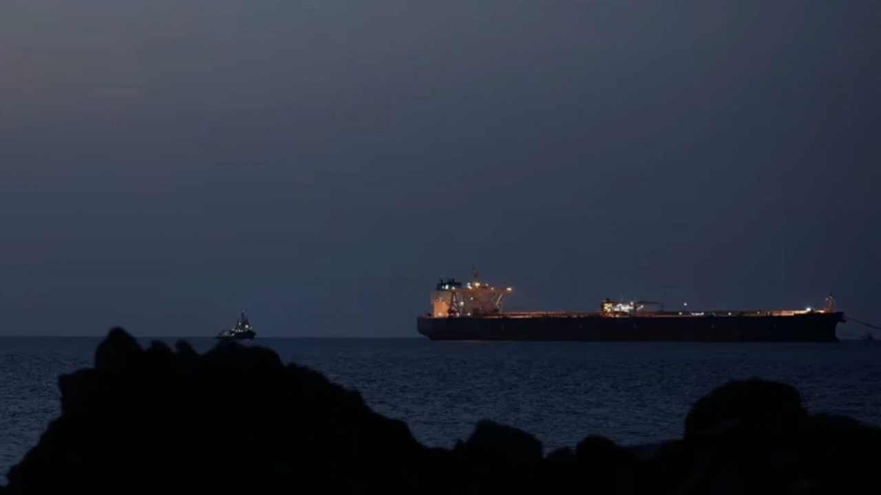 হরমুজে ইরানের ‘টোল বুথ’: চীনা মুদ্রায় ফি দিয়ে চলছে তেলবাহী জাহাজ