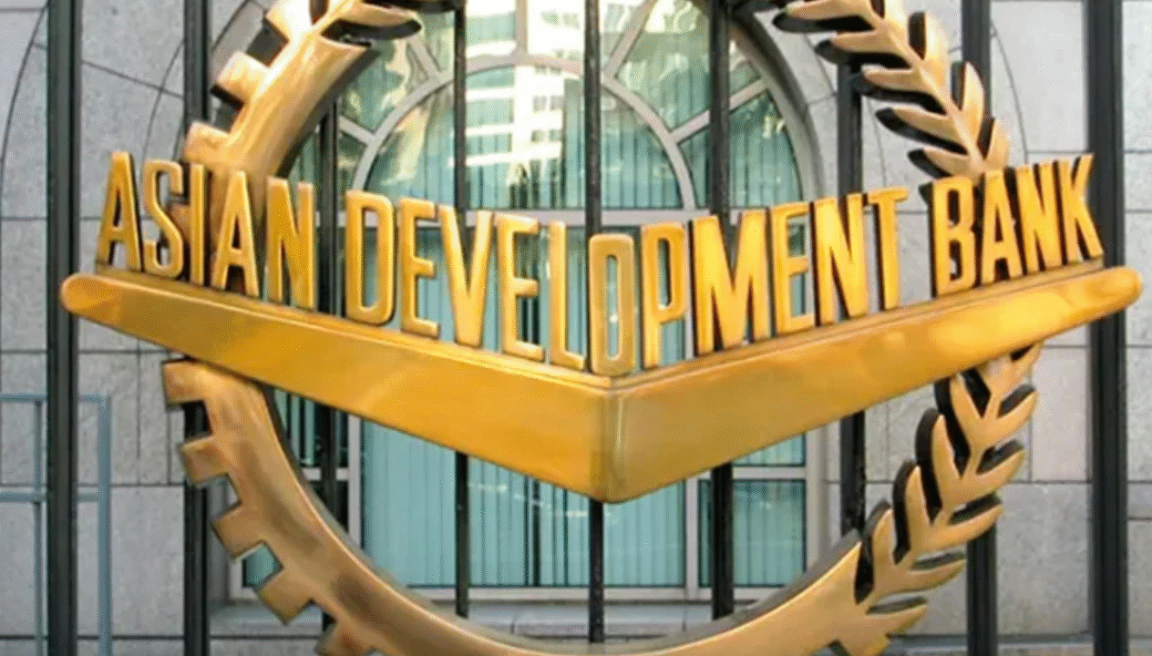 বাংলাদেশে রেমিট্যান্স প্রবাহে ধীরগতির শঙ্কা এডিবির