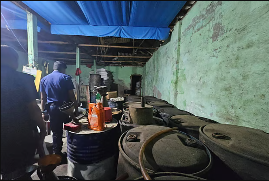 যশোর ও নেত্রকোনায় অভিযান চালিয়ে ৪ হাজার লিটারের বেশি জ্বালানি তেল জব্দ