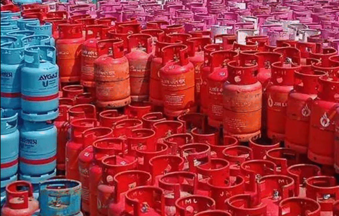 এলপিজির দাম বাড়বে না কমবে, জানা যাবে আজ
