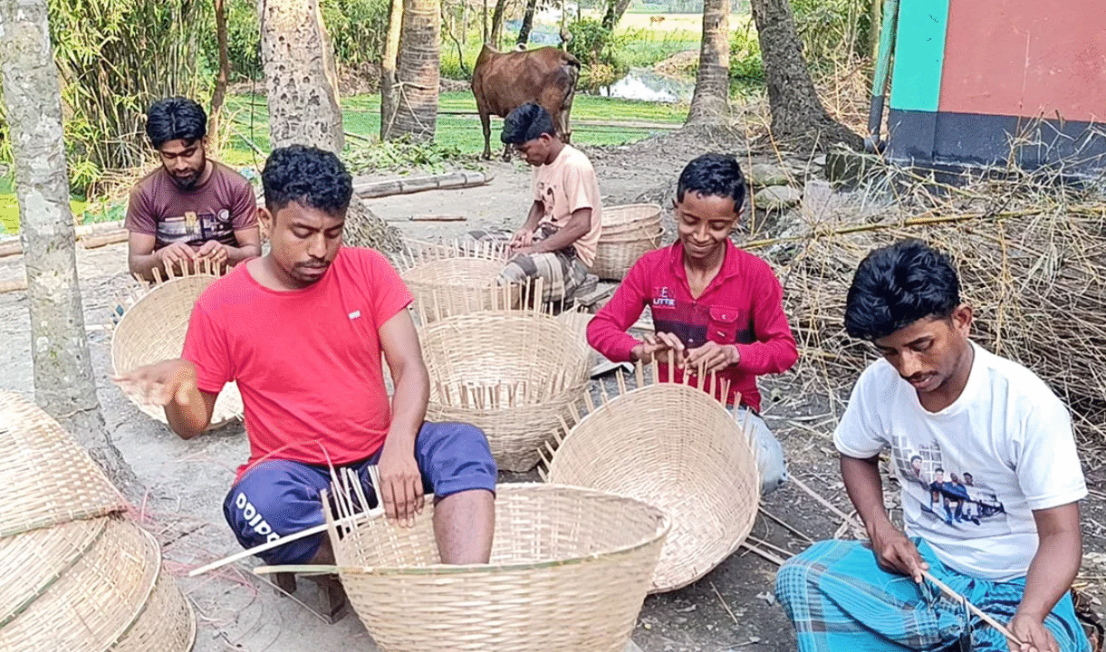 ঐতিহ্যের বাঁশ-বেত শিল্পে টিকে থাকার সংগ্রাম