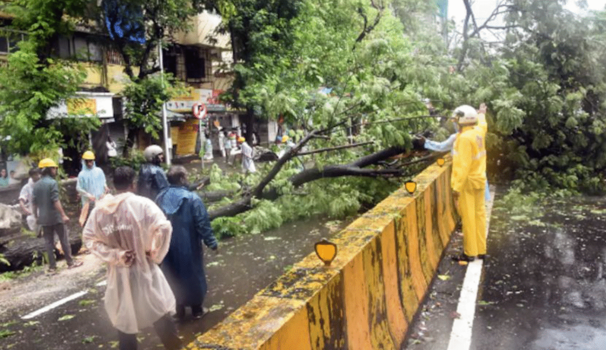 মুম্বাইয়ে টানা বৃষ্টিতে ১০ জনের মৃত্যু, রেড অ্যালার্ট জারি