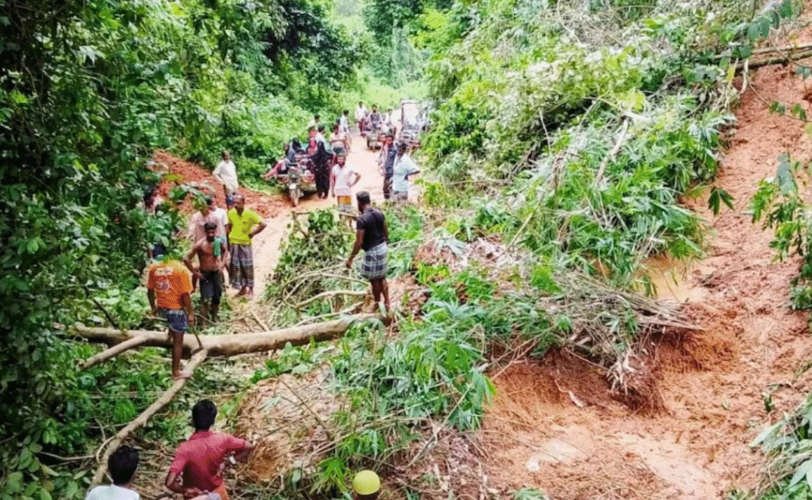 শেরপুরে টানা বৃষ্টিতে পাহাড় ধস, সীমান্ত সড়কে যান চলাচল ব্যাহত