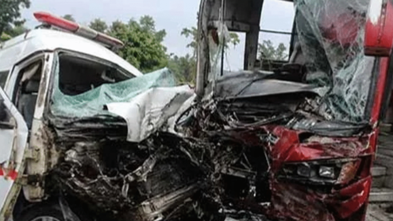 পাবনায় বাস-অ্যাম্বুলেন্স সংঘর্ষে প্রাণ গেল ৩ জনের