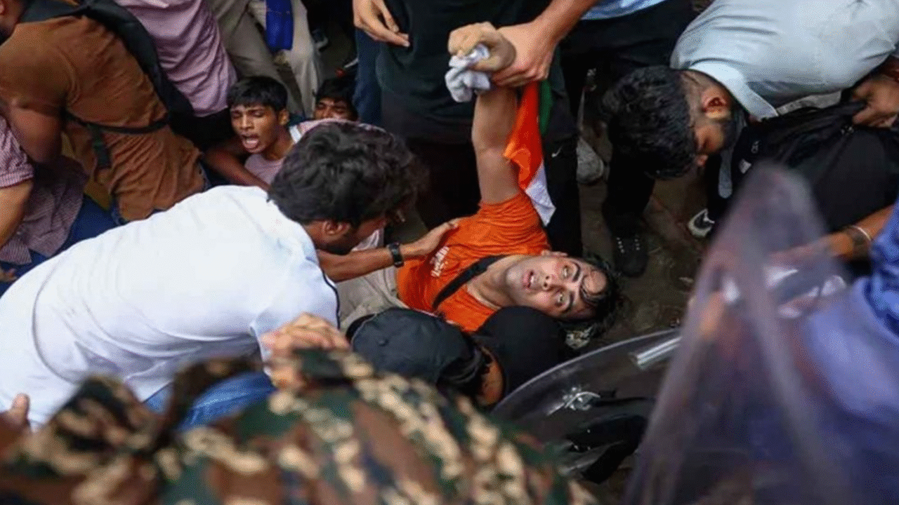 দিল্লিতে পুলিশের সঙ্গে বিক্ষোভকারীদের সংঘর্ষ, ইন্টারনেট বন্ধ